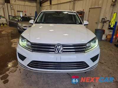 Piąte zdjęcie samochodu w środku: 2017 VOLKSWAGEN TOUAREG EXECUTIVE VIN:WVGGF7BP0HD002279 - miniatura