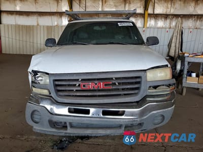 Piąte zdjęcie samochodu w środku: 2005 GMC NEW SIERRA C1500 VIN:1GTEC14VX5Z900321 - miniatura