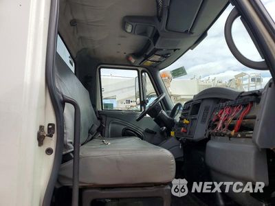 Piąte zdjęcie samochodu w środku: 2007 INTERNATIONAL 4200 BUCKET TRUCK VIN:1HTMPAFL27H340897 - miniatura