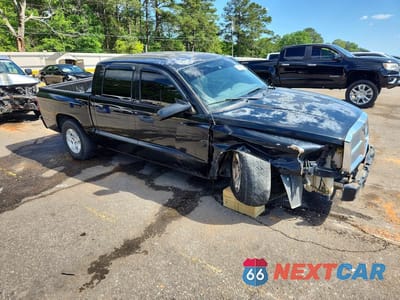 Czwarte zdjęcie samochodu z boku: 2006 DODGE DAKOTA QUAD SLT VIN:1D7HE48N56S506244 - miniatura