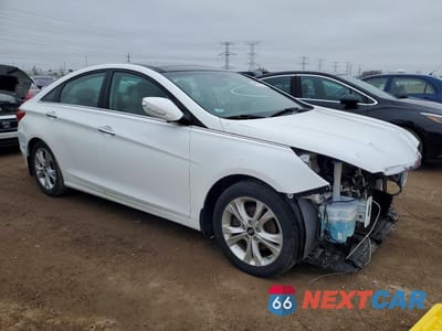 Czwarte zdjęcie samochodu z boku: 2013 HYUNDAI SONATA LIMITED VIN:5NPEC4AC9DH649978 - miniatura