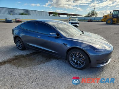 Czwarte zdjęcie samochodu z boku: 2023 TESLA MODEL 3 VIN:5YJ3E1EAXPF644770 - miniatura