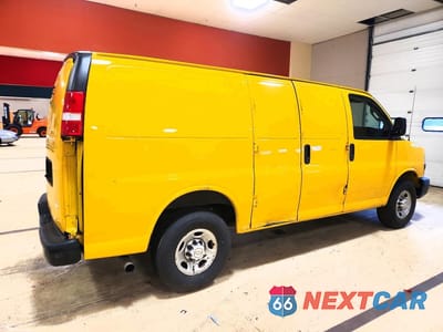 Trzecie zdjęcie samochodu z tyłu: 2019 CHEVROLET EXPRESS 2500 CARGO DELIVERY VAN VIN:1GCWGAFP9K1336775 - miniatura