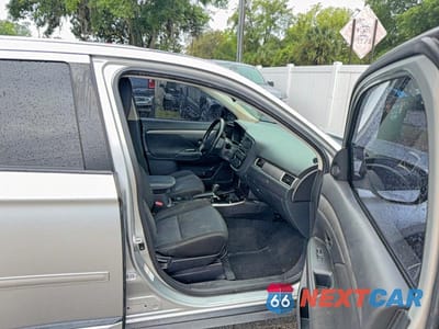 Piąte zdjęcie samochodu w środku: 2018 MITSUBISHI OUTLANDER SE VIN:JA4AD3A34JZ001551 - miniatura