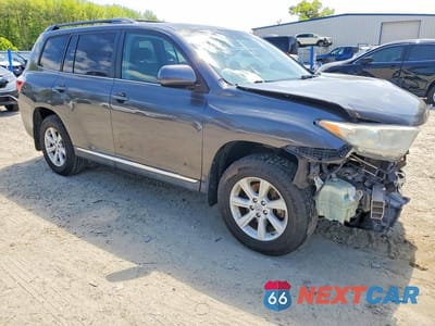 Czwarte zdjęcie samochodu z boku: 2013 TOYOTA HIGHLANDER PLUS VIN:5TDZK3EH9DS097168 - miniatura