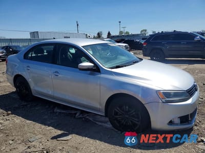 Czwarte zdjęcie samochodu z boku: 2014 VOLKSWAGEN JETTA SE VIN:3VWD07AJ9EM299409 - miniatura