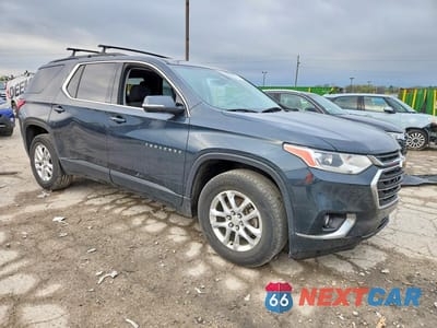 Czwarte zdjęcie samochodu z boku: 2019 CHEVROLET TRAVERSE LT VIN:1GNERGKW2KJ158382 - miniatura