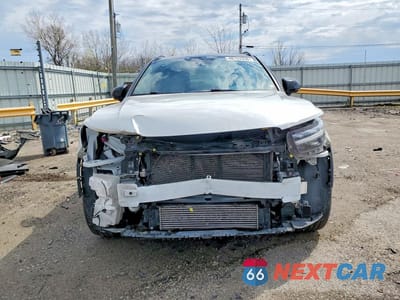 Piąte zdjęcie samochodu w środku: 2022 VOLVO XC40 T5 R-DESIGN VIN:YV4162UM3N2757141 - miniatura