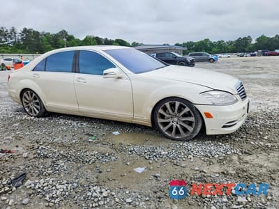Czwarte zdjęcie samochodu z boku: 2013 MERCEDES-BENZ S 550 VIN:WDDNG7DB7DA516044 - miniatura