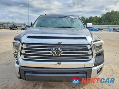 Piąte zdjęcie samochodu w środku: 2019 TOYOTA TUNDRA CREWMAX LIMITED VIN:5TFFY5F18KX250290 - miniatura