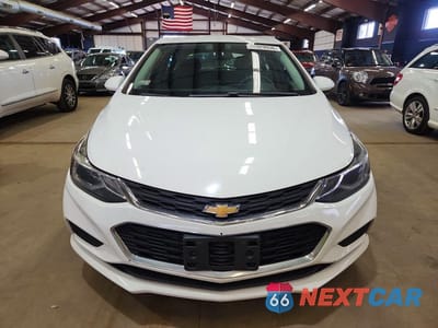 Piąte zdjęcie samochodu w środku: 2018 CHEVROLET CRUZE LT VIN:3G1BE6SM1JS609484 - miniatura