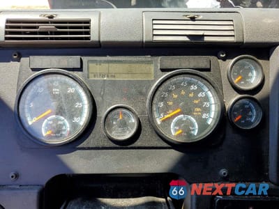 Zdjęcie 8 z 10 samochodu: 2015 FREIGHTLINER CASCADIA SEMI TRUCK VIN:3AKJGLD59FSGB3339 - miniatura