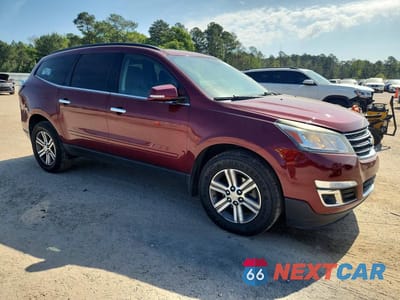 Czwarte zdjęcie samochodu z boku: 2017 CHEVROLET TRAVERSE LT VIN:1GNKVGKDXHJ204496 - miniatura