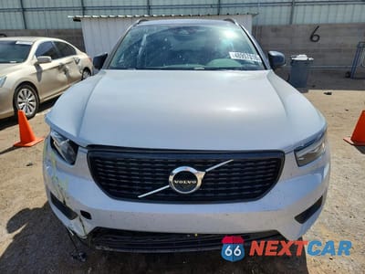 Piąte zdjęcie samochodu w środku: 2022 VOLVO XC40 T5 R-DESIGN VIN:YV4162UM1N2690555 - miniatura