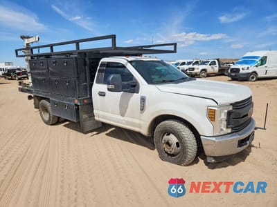 Czwarte zdjęcie samochodu z boku: 2019 FORD F350 SUPER DUTY UTILITY / SERVICE TRUCK VIN:1FDRF3G64KEG06968 - miniatura