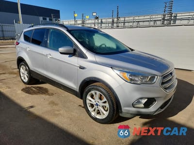 Czwarte zdjęcie samochodu z boku: 2018 FORD ESCAPE SE VIN:1FMCU9GD7JUB32550 - miniatura
