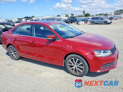 Czwarte zdjęcie samochodu z boku: 2018 VOLKSWAGEN JETTA SE VIN:3VWDB7AJ6JM220735 - miniatura