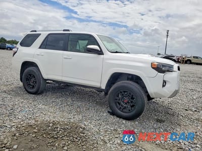 Czwarte zdjęcie samochodu z boku: 2024 TOYOTA 4RUNNER SR5 VIN:JTEMU5JR2R6284317 - miniatura