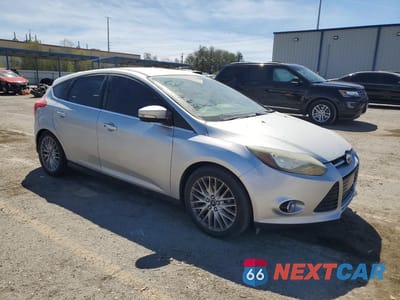 Czwarte zdjęcie samochodu z boku: 2014 FORD FOCUS TITANIUM VIN:1FADP3N26EL299837 - miniatura