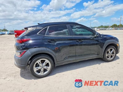 Trzecie zdjęcie samochodu z tyłu: 2022 HYUNDAI KONA SEL VIN:KM8K32ABXNU840388 - miniatura