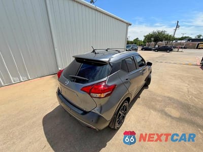 Czwarte zdjęcie samochodu z boku: 2020 NISSAN KICKS SR VIN:3N1CP5DV4LL548539 - miniatura