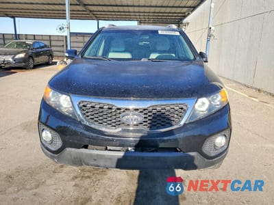Piąte zdjęcie samochodu w środku: 2013 KIA SORENTO LX VIN:5XYKT3A65DG363835 - miniatura