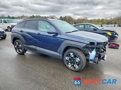 Czwarte zdjęcie samochodu z boku: 2025 HYUNDAI KONA SEL VIN:KM8HBCAB8SU275282 - miniatura