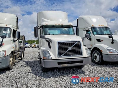 Zdjęcie 9 z 10 samochodu: 2017 VOLVO VNL SEMI TRUCK VIN:4V4N39TG4HN988137 - miniatura