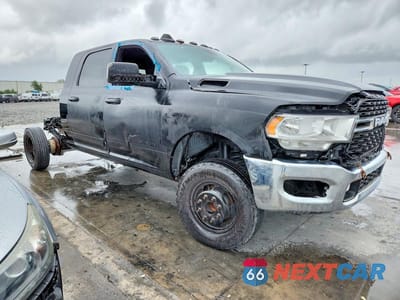 Czwarte zdjęcie samochodu z boku: 2024 RAM 3500 LARAMIE 4WD 6.7L V8 TDSL VIN:3C63RRML9RG190683 - miniatura