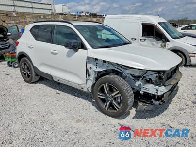 Czwarte zdjęcie samochodu z boku: 2023 VOLVO XC40 PLUS VIN:YV4K92HLXP2964559 - miniatura