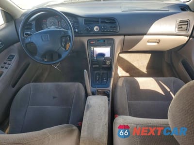 Zdjęcie 8 z 12 samochodu: 1996 HONDA ACCORD LX VIN:1HGCD5636TA213681 - miniatura