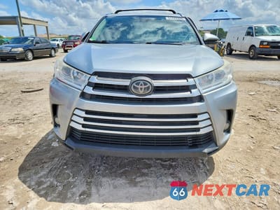 Piąte zdjęcie samochodu w środku: 2017 TOYOTA HIGHLANDER XLE VIN:5TDKZRFH7HS517143 - miniatura