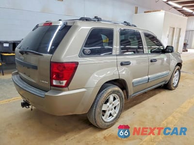 Trzecie zdjęcie samochodu z tyłu: 2005 JEEP GRAND CHEROKEE LAREDO VIN:1J4GR48K15C680900 - miniatura