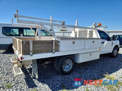 Trzecie zdjęcie samochodu z tyłu: 2020 FORD F350 SUPER DUTY UTILITY / SERVICE TRUCK VIN:1FDRF3G61LEE89481 - miniatura