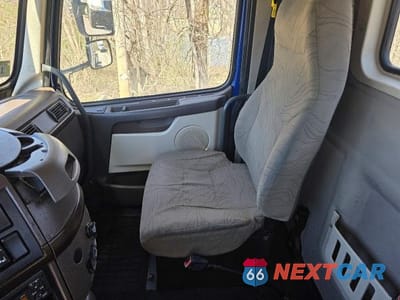 Zdjęcie 8 z 14 samochodu: 2014 VOLVO VN VNM - TRUCK CAB AND CHASSIS VIN:4V5MC9DF7EN167199 - miniatura