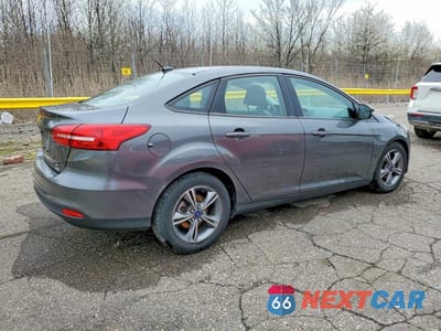 Trzecie zdjęcie samochodu z tyłu: 2017 FORD FOCUS SE VIN:1FADP3FE5HL213852 - miniatura
