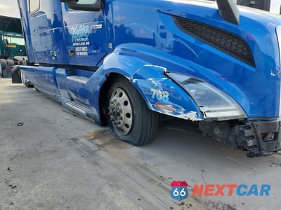 Zdjęcie 9 z 10 samochodu: 2022 VOLVO VNL SEMI TRUCK VIN:4V4NC9EH8NN303803 - miniatura
