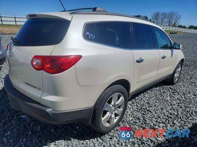 Trzecie zdjęcie samochodu z tyłu: 2011 CHEVROLET TRAVERSE LT VIN:1GNKRGED0BJ374728 - miniatura
