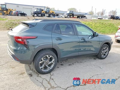 Trzecie zdjęcie samochodu z tyłu: 2025 CHEVROLET TRAX 1LT VIN:KL77LHEP4SC267859 - miniatura