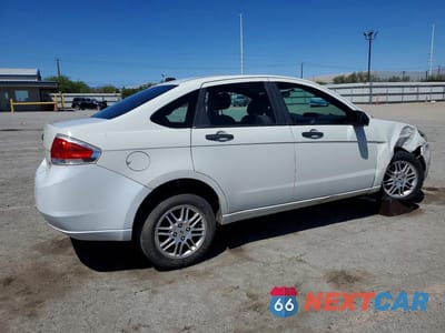 Trzecie zdjęcie samochodu z tyłu: 2010 FORD FOCUS SE VIN:1FAHP3FN9AW272781 - miniatura