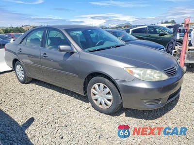 Czwarte zdjęcie samochodu z boku: 2005 TOYOTA CAMRY LE VIN:4T1BE32K45U569214 - miniatura
