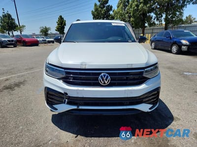 Piąte zdjęcie samochodu w środku: 2023 VOLKSWAGEN TIGUAN SE R-LINE BLACK VIN:3VV8B7AX3PM002884 - miniatura