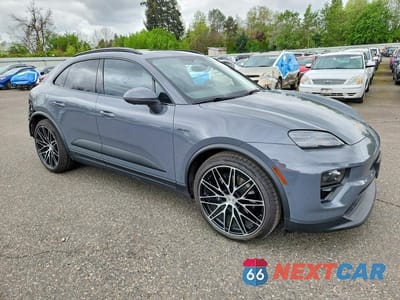 Czwarte zdjęcie samochodu z boku: 2025 PORSCHE MACAN 4 VIN:WP1AA2XAXSL002430 - miniatura