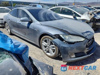 Czwarte zdjęcie samochodu z boku: 2013 TESLA MODEL S VIN:5YJSA1CN4DFP08813 - miniatura