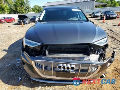 Piąte zdjęcie samochodu w środku: 2019 AUDI E-TRON PRESTIGE VIN:WA1VAAGE7KB024775 - miniatura