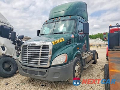Drugie zdjęcie samochodu z przodu: 2018 FREIGHTLINER CASCADIA 1 - SEMI TRUCK VIN:3AKBGADV8JSJL4607 - miniatura