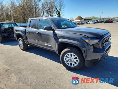 Czwarte zdjęcie samochodu z boku: 2025 TOYOTA TACOMA SR5 VIN:3TMLB5JN2SM191841 - miniatura