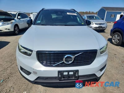 Piąte zdjęcie samochodu w środku: 2021 VOLVO XC40 T5 R-DESIGN VIN:YV4162UM9M2563034 - miniatura