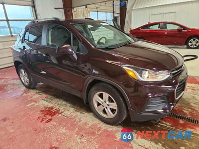 Czwarte zdjęcie samochodu z boku: 2021 CHEVROLET TRAX 1LT VIN:KL7CJLSB2MB311348 - miniatura