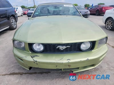 Piąte zdjęcie samochodu w środku: 2005 FORD MUSTANG GT VIN:1ZVFT85H555211569 - miniatura